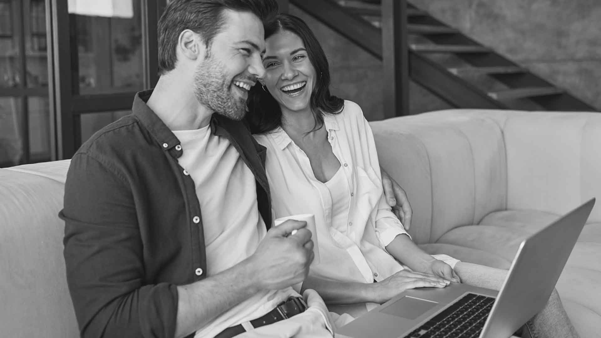 Paar am Notebook sucht passende Partner für Hausservice