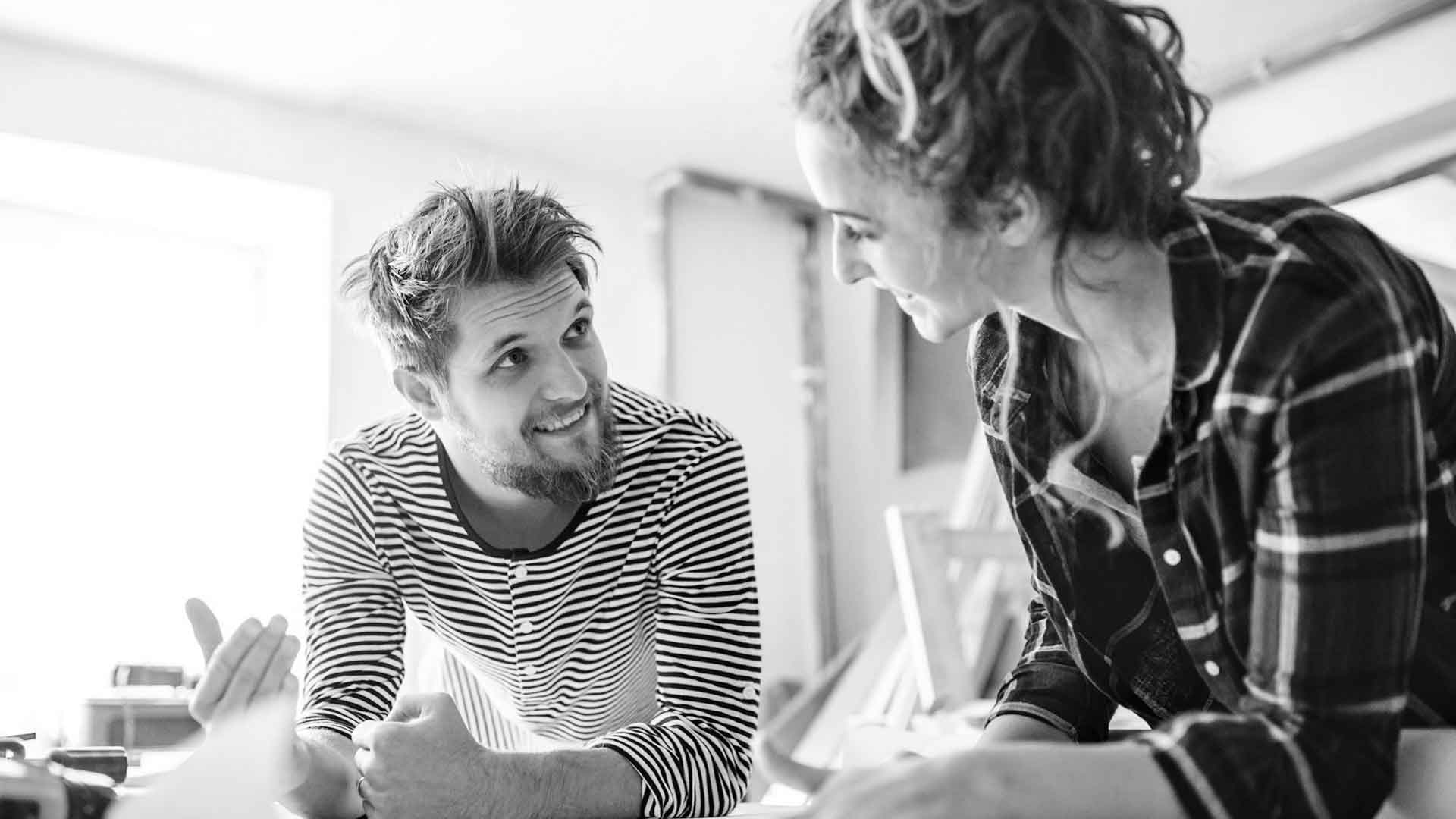 Menschen im Gespräch über individuelle Wünsche und Lösungen