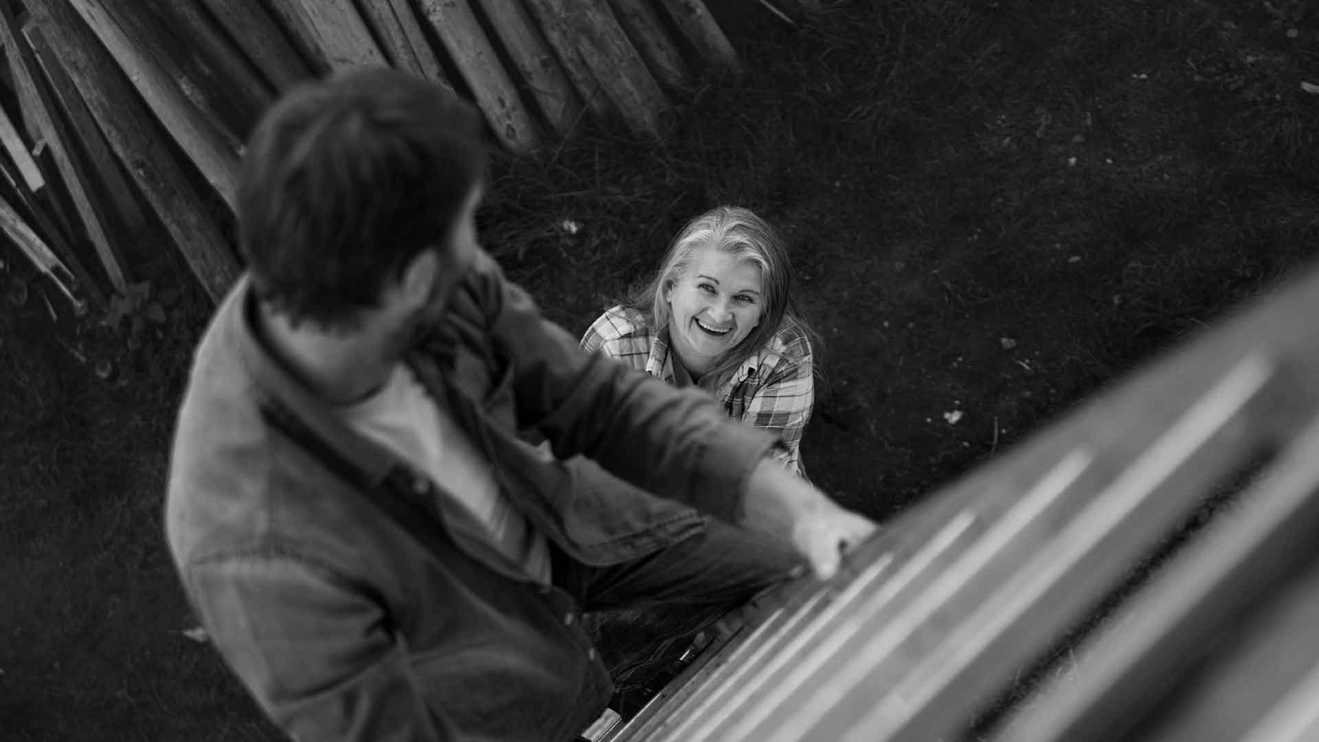 Handwerker auf Leiter mit Kundin