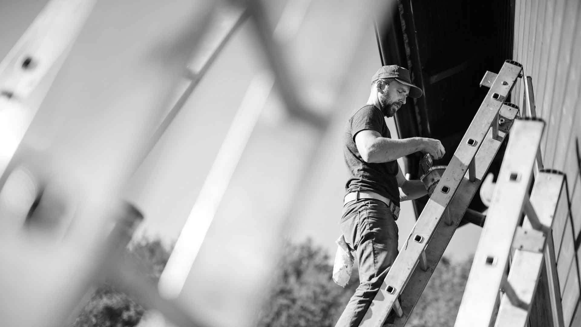 Handwerker bei der Renovierung eines Ferienhauses