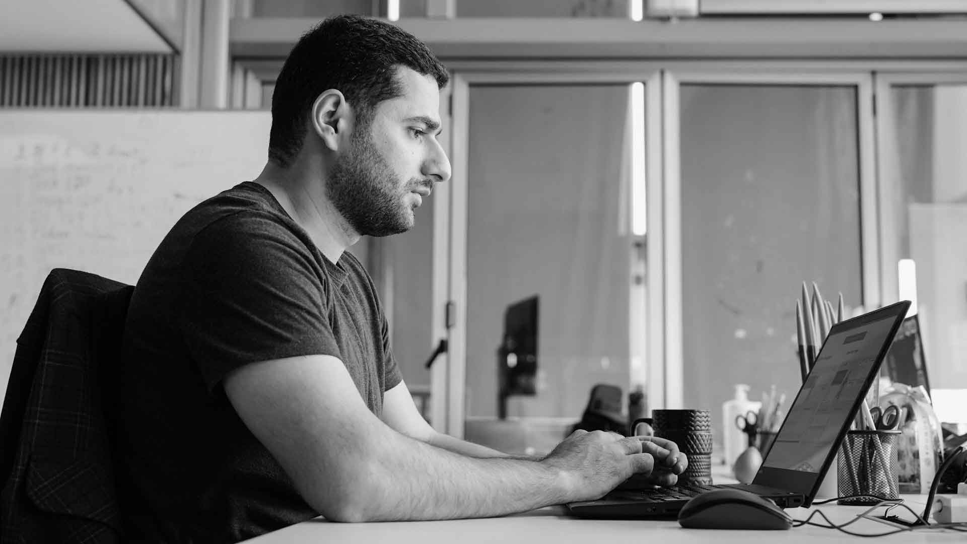 Unternehmer arbeitet am Laptop an neuen Kundenanfragen